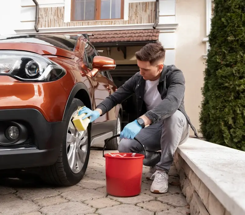 Lavage auto à domicile Saint-Gorgon : professionnel intervenant sur un véhicule